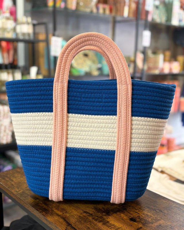 Panier rayé bleu et blanc...