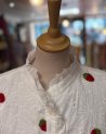 Robe courte à petites fraises rouges brodées