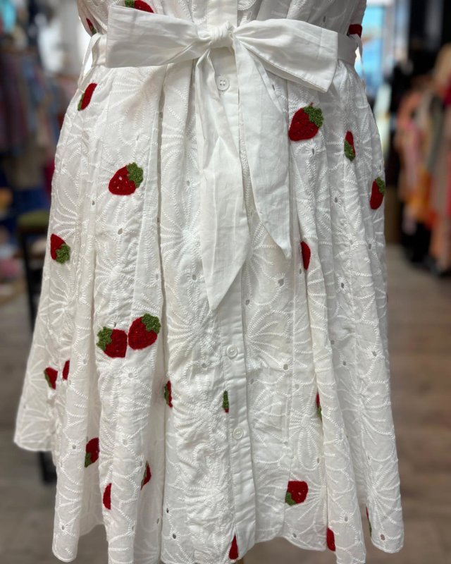 Robe courte à petites fraises rouges brodées