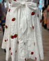 Robe courte à petites fraises rouges brodées