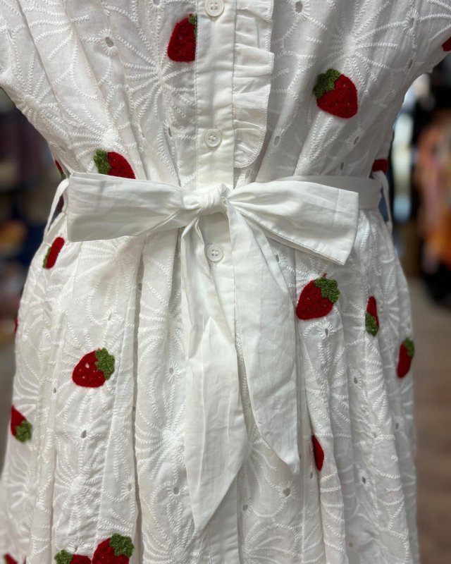 Robe courte à petites fraises rouges brodées