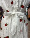 Robe courte à petites fraises rouges brodées