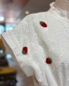 Robe courte à petites fraises rouges brodées