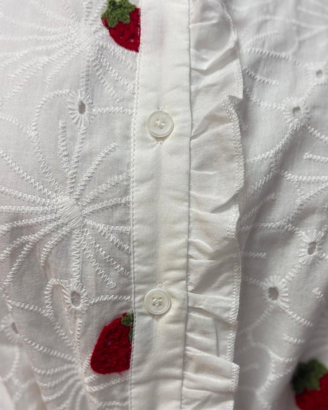 Robe courte à petites fraises rouges brodées