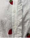 Robe courte à petites fraises rouges brodées