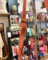 Petit sac en cuir avec une bandoulière en cuir et maillons dorés