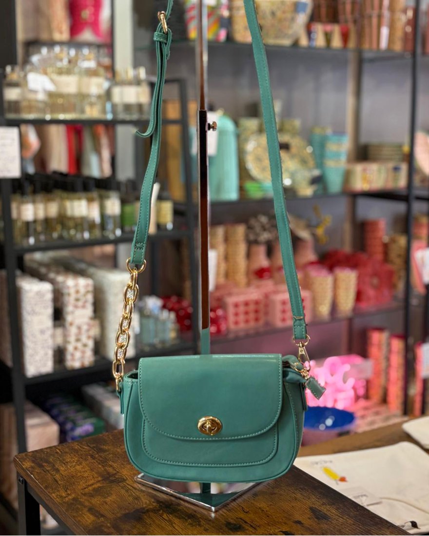 Petit sac en cuir avec une bandoulière en cuir et maillons dorés