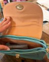 Petit sac en cuir avec une bandoulière en cuir et maillons dorés