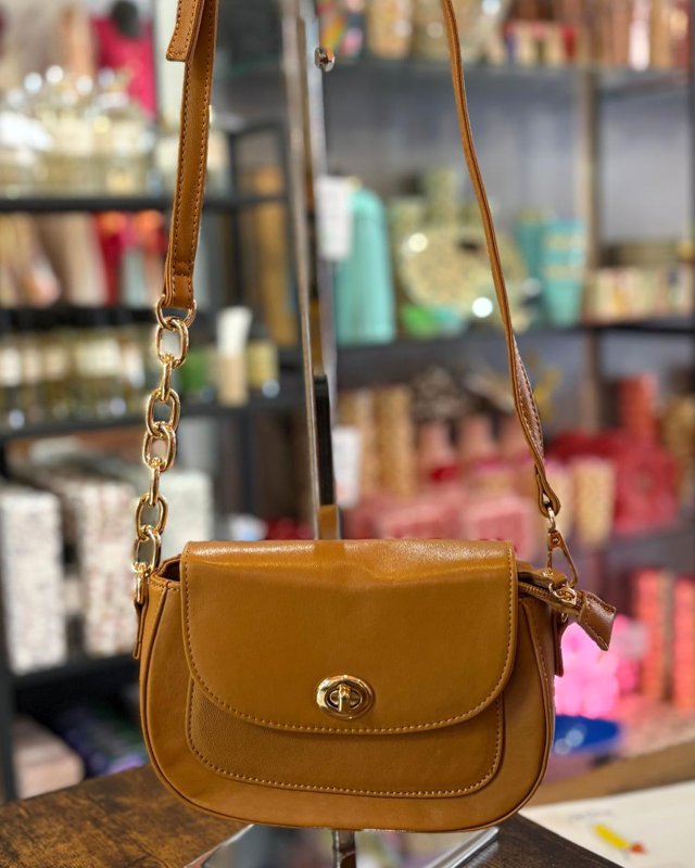 Petit sac en cuir avec une bandoulière en cuir et maillons dorés