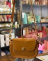 Petit sac en cuir avec une bandoulière en cuir et maillons dorés
