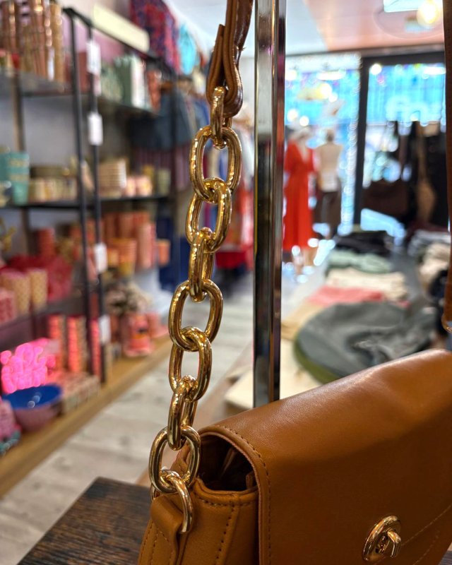 Petit sac en cuir avec une bandoulière en cuir et maillons dorés