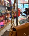 Petit sac en cuir avec une bandoulière en cuir et maillons dorés