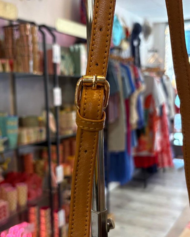 Petit sac en cuir avec une bandoulière en cuir et maillons dorés