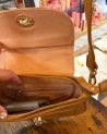 Petit sac en cuir avec une bandoulière en cuir et maillons dorés