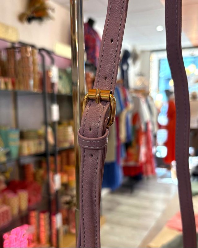 Petit sac en cuir avec une bandoulière en cuir et maillons dorés