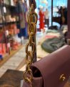 Petit sac en cuir avec une bandoulière en cuir et maillons dorés