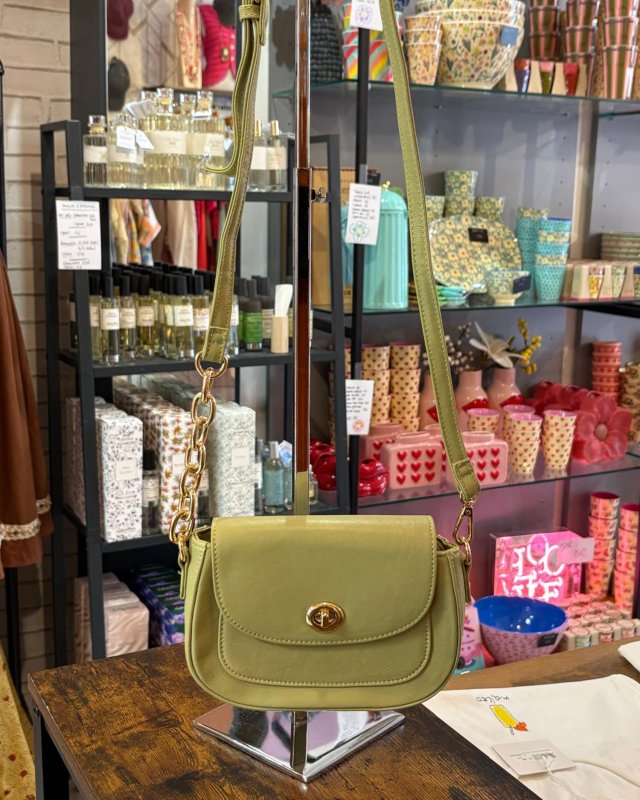 Petit sac en cuir avec une bandoulière en cuir et maillons dorés