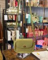 Petit sac en cuir avec une bandoulière en cuir et maillons dorés