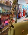 Petit sac en cuir avec une bandoulière en cuir et maillons dorés