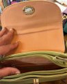 Petit sac en cuir avec une bandoulière en cuir et maillons dorés