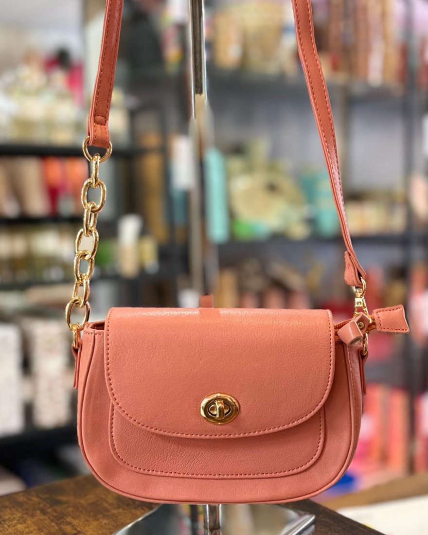 Petit sac en cuir avec une bandoulière en cuir et maillons dorés