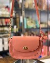 Petit sac en cuir avec une bandoulière en cuir et maillons dorés
