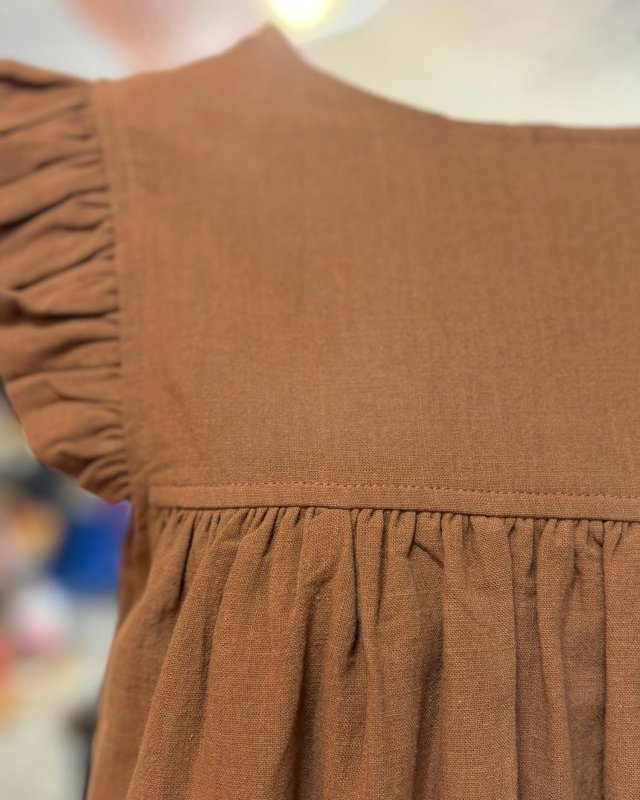 Robe courte en coton marron avec des détails en perles