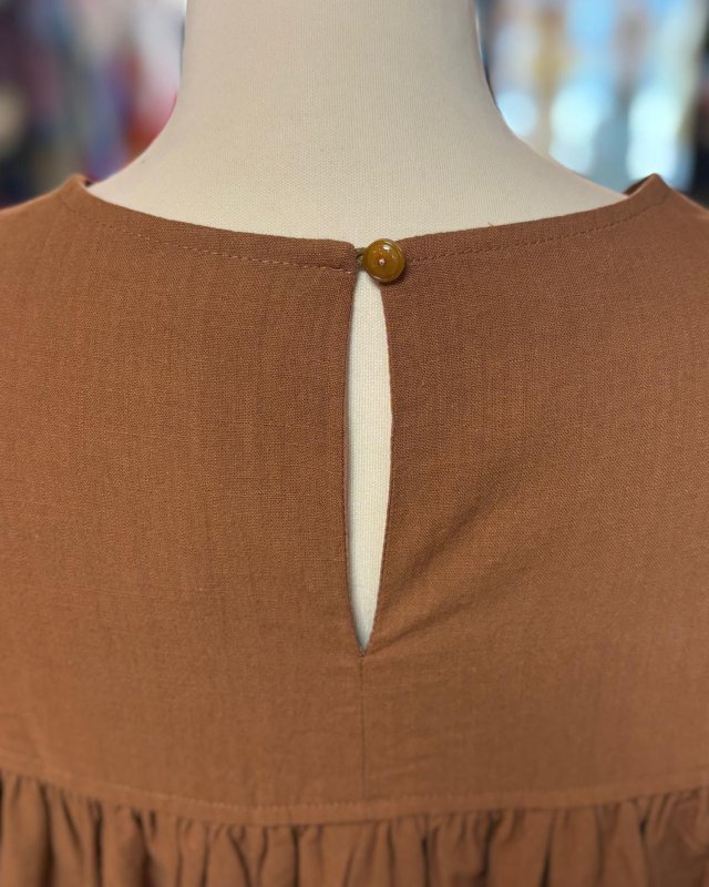 Robe courte en coton marron avec des détails en perles