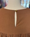 Robe courte en coton marron avec des détails en perles