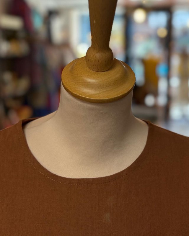 Robe courte en coton marron avec des détails en perles