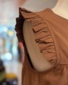 Robe courte en coton marron avec des détails en perles