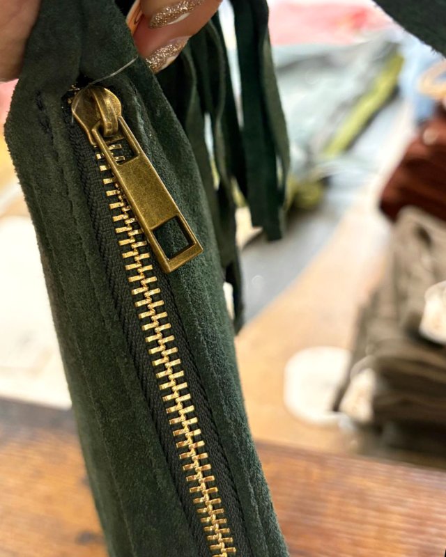 Sac à grandes franges en cuir suédé vert sapin