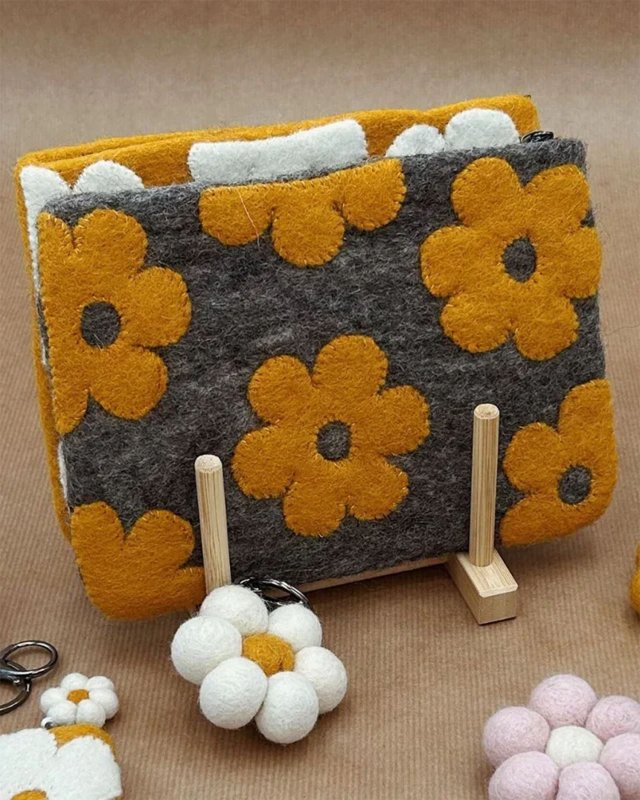 Pochette à motif fleuri en laine feutrée