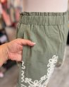 Short en toile kaki avec des jolies broderies