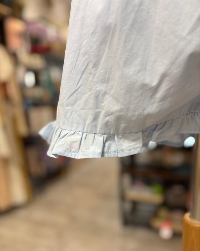 Short en coton bleu ciel et petits volants
