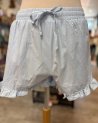 Short en coton bleu ciel et petits volants