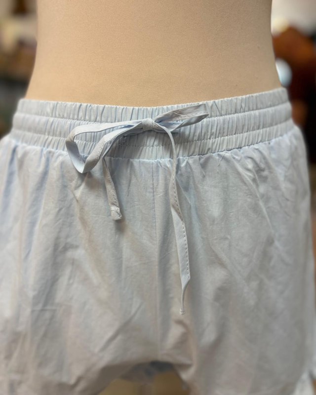 Short en coton bleu ciel et petits volants