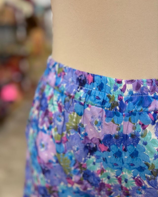 Short fleuri à imprimé bleu et mauve