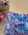 Short fleuri à imprimé bleu et mauve
