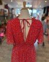 Robe rouge à petites fleurs bleues