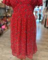 Robe rouge à petites fleurs bleues