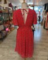 Robe rouge à petites fleurs bleues