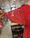 Robe rouge à petites fleurs bleues