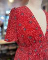 Robe rouge à petites fleurs bleues