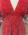 Robe rouge à petites fleurs bleues