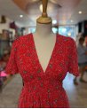 Robe rouge à petites fleurs bleues