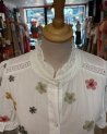 Chemisier blanc aux broderies automnales