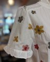 Chemisier blanc aux broderies automnales