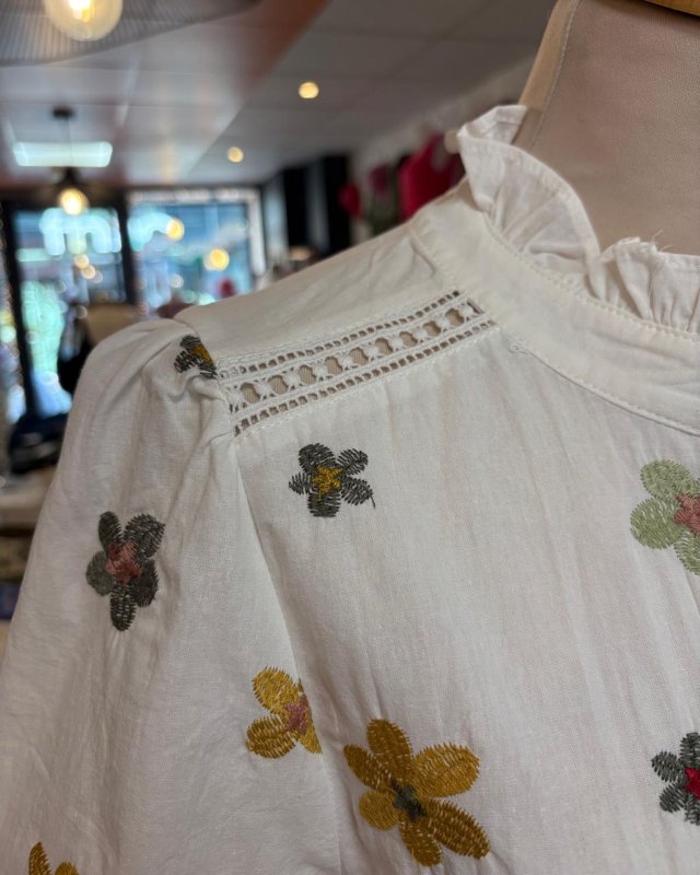 Chemisier blanc aux broderies automnales