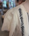 Chemisier blanc plissé avec des broderies noires